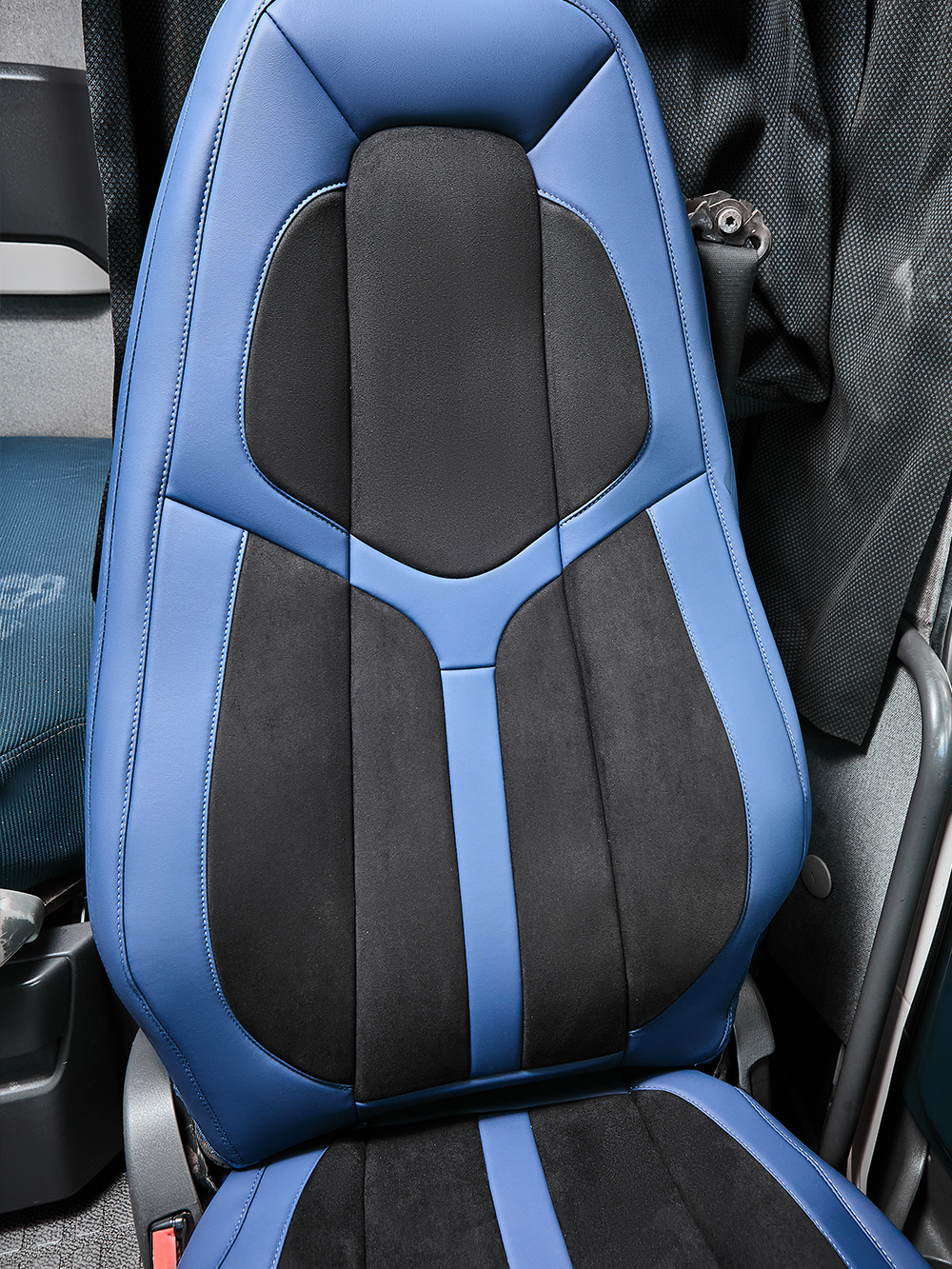 Чехлы Люкс VOLVO FH-13 после 2018 года: водитель от сиденья, пассажир от стойки кабины (один вырез под ремень) (экокожа, синий, черная вставка)