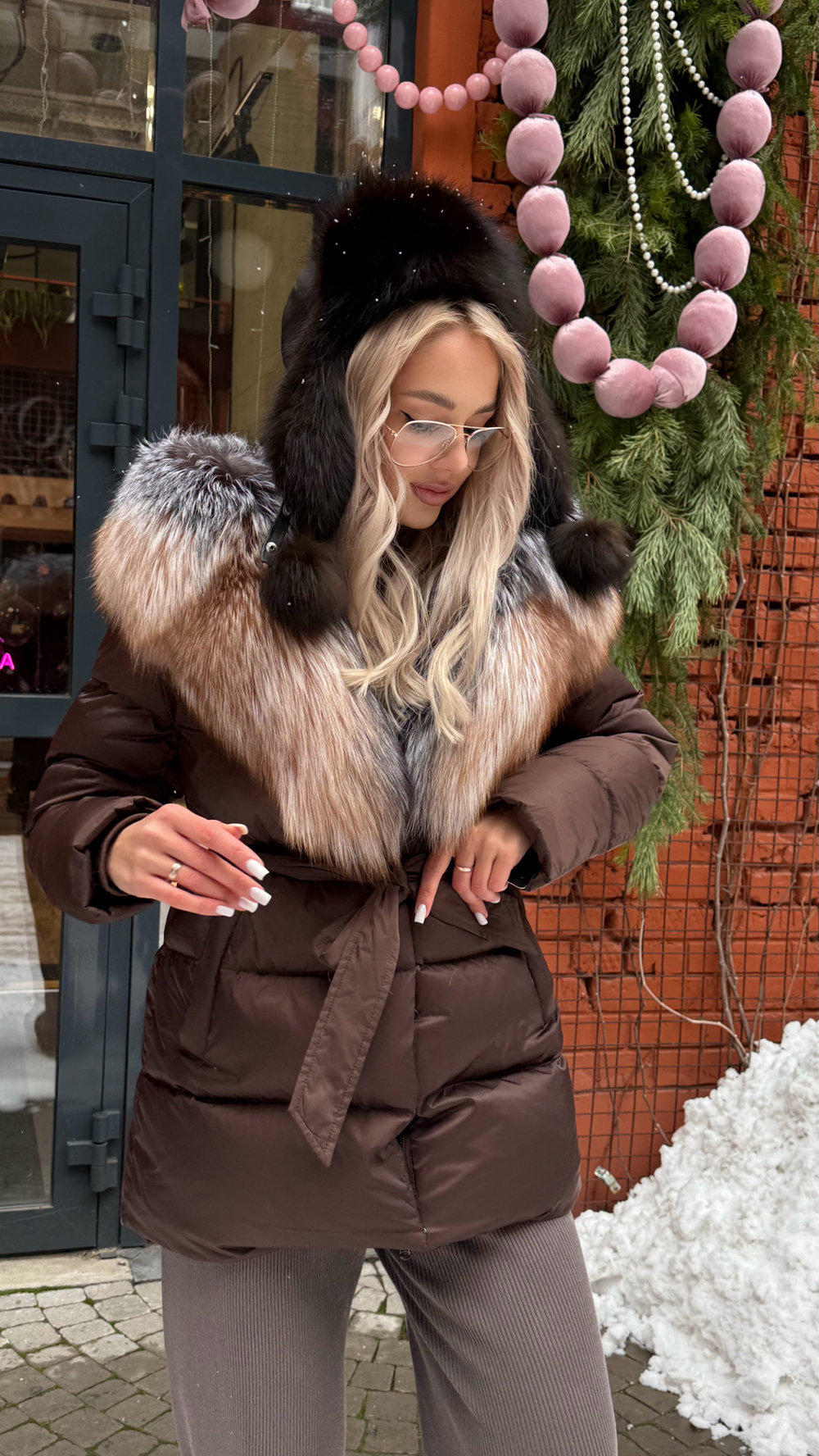 Пуховик в шоколадном цвете с мехом лисы «крестовка» 75см