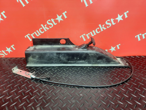 Накладка ручки бардачка левая 2018 год.