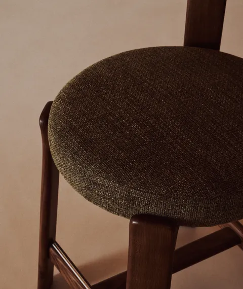 Полубарный стул Granite из зеленой синели и ясеня с отделкой орех 65 см