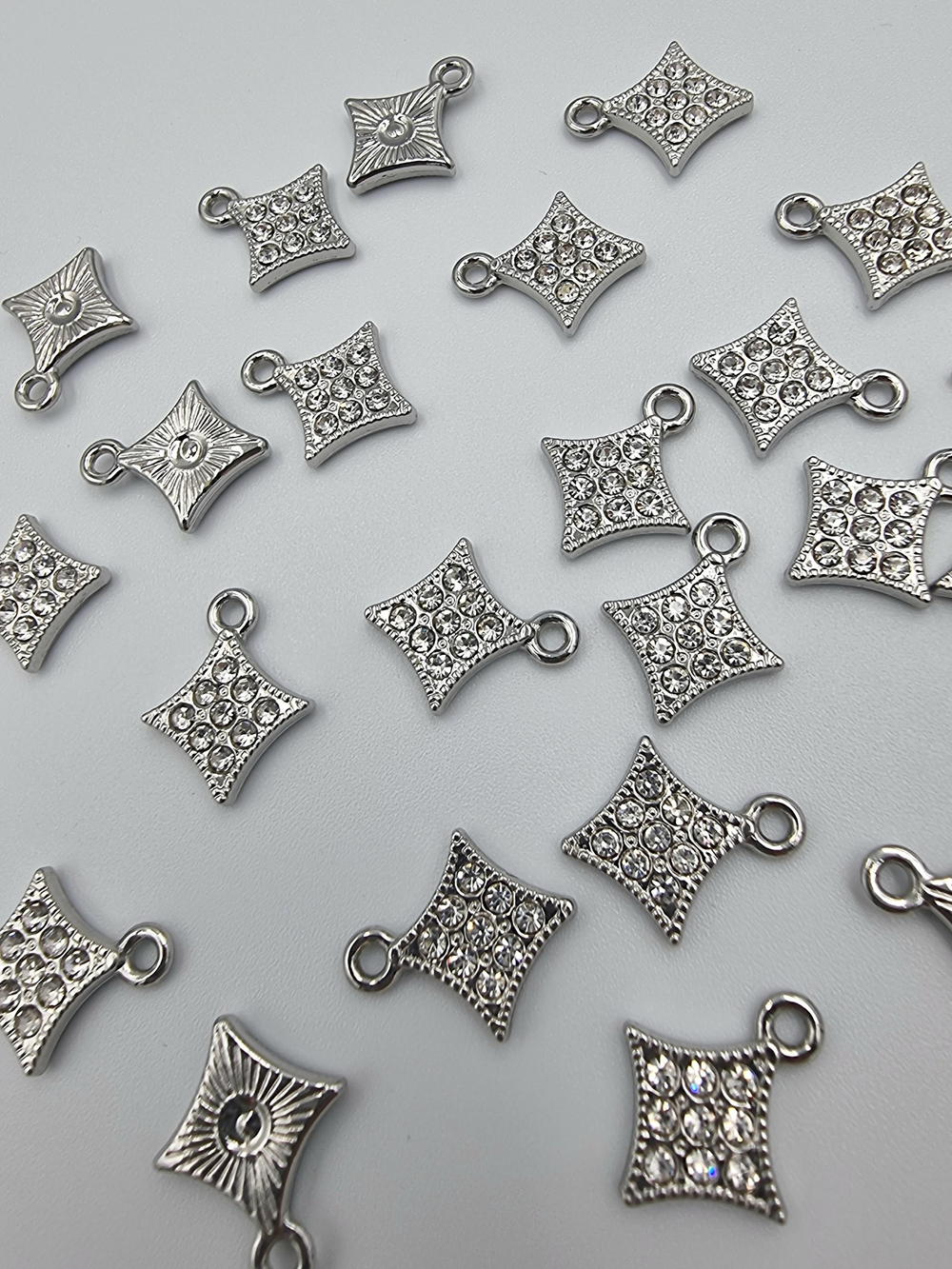 Подвеска-украшение для нижнего белья ромбик серебро/стразы