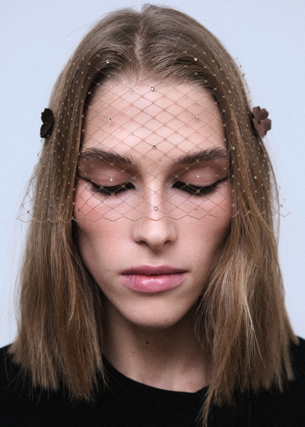 Вуаль коричневого цвета с цветами