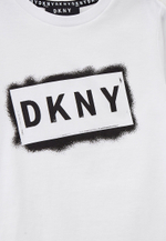 Футболка DKNY Белый/Принт: логотип в прямоугольнике (Мальчик)