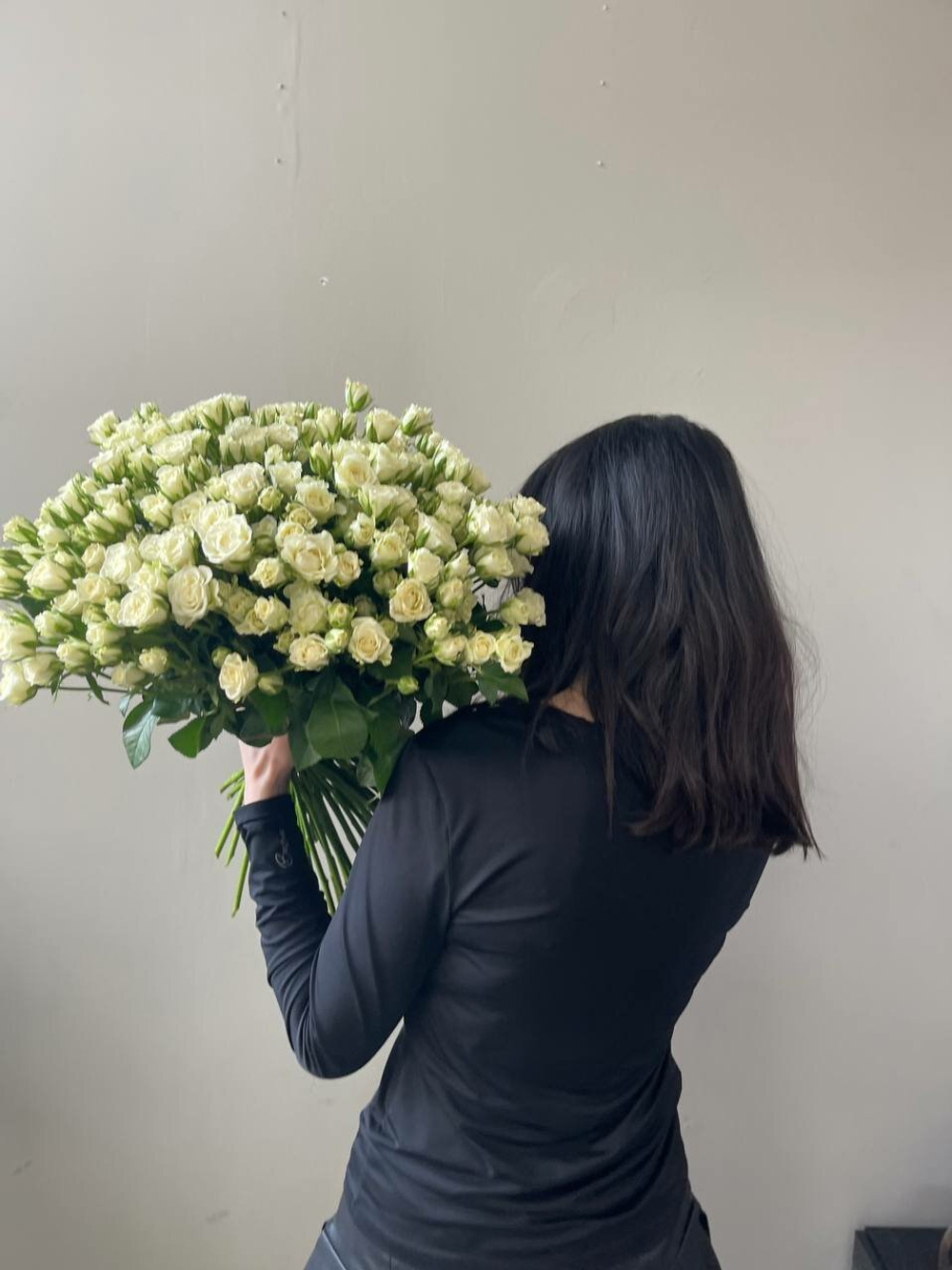 "Букет из кустовых роз" - монобукет из белых кустовых роз из Кении