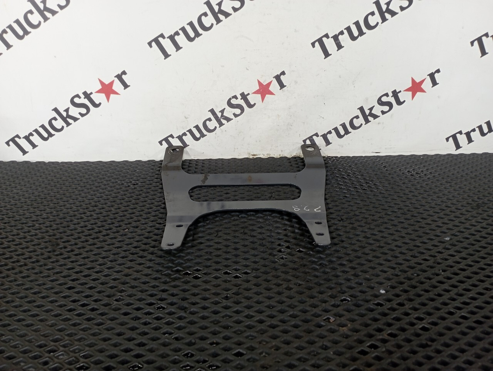 Кронштейн брызговика правый 2020г.