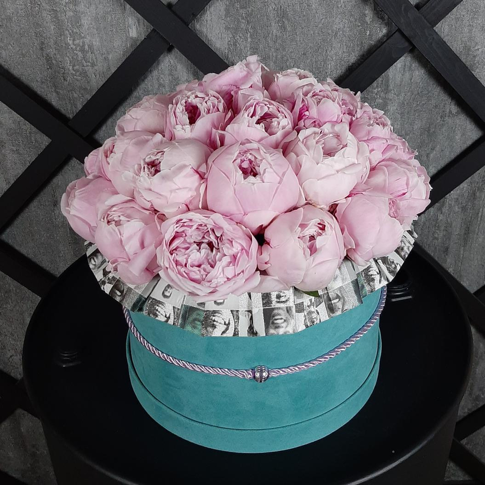 Букет из 31 пиона в бархате Тиффани