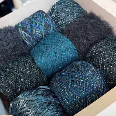 Набор летний итальянской фантазийной пряжи для футболки, джемпера "ТАЙНА ОКЕАНА"; Состав: хлопок, пайетки, вискоза, люрекс, фибра. Общий вес пряжи в наборе: 490 гр