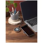 Зарядная станция для беспроводной зарядки SCX.design W13, изготовленная из дерева