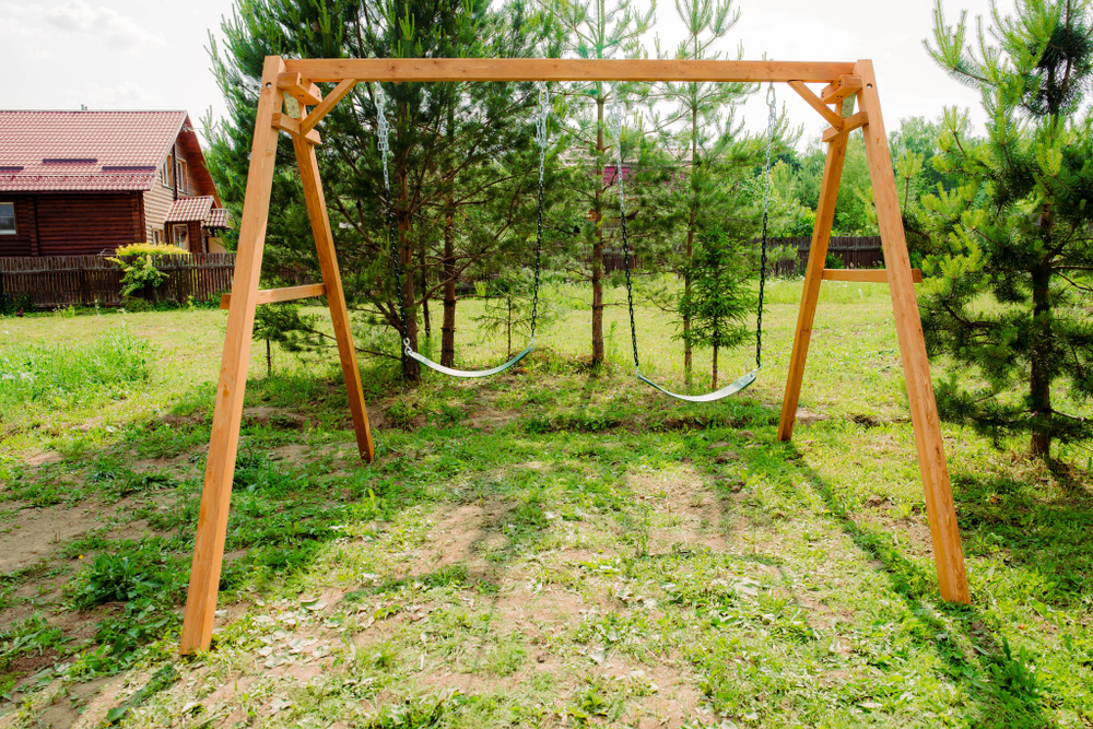 Деревянные качели с двумя гибкими качелями