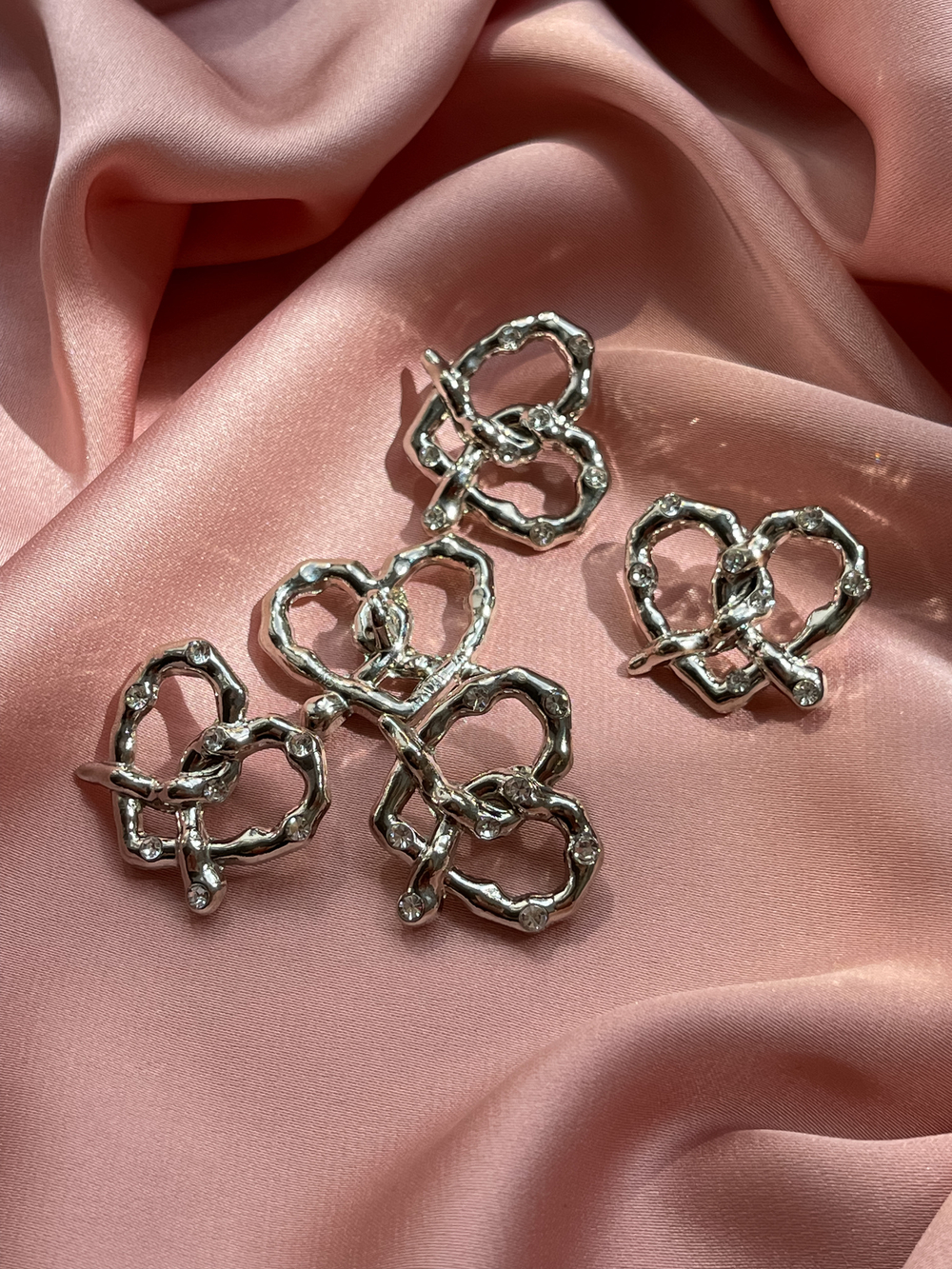 Пуговицы серебристые крендельки-сердечки со стразами