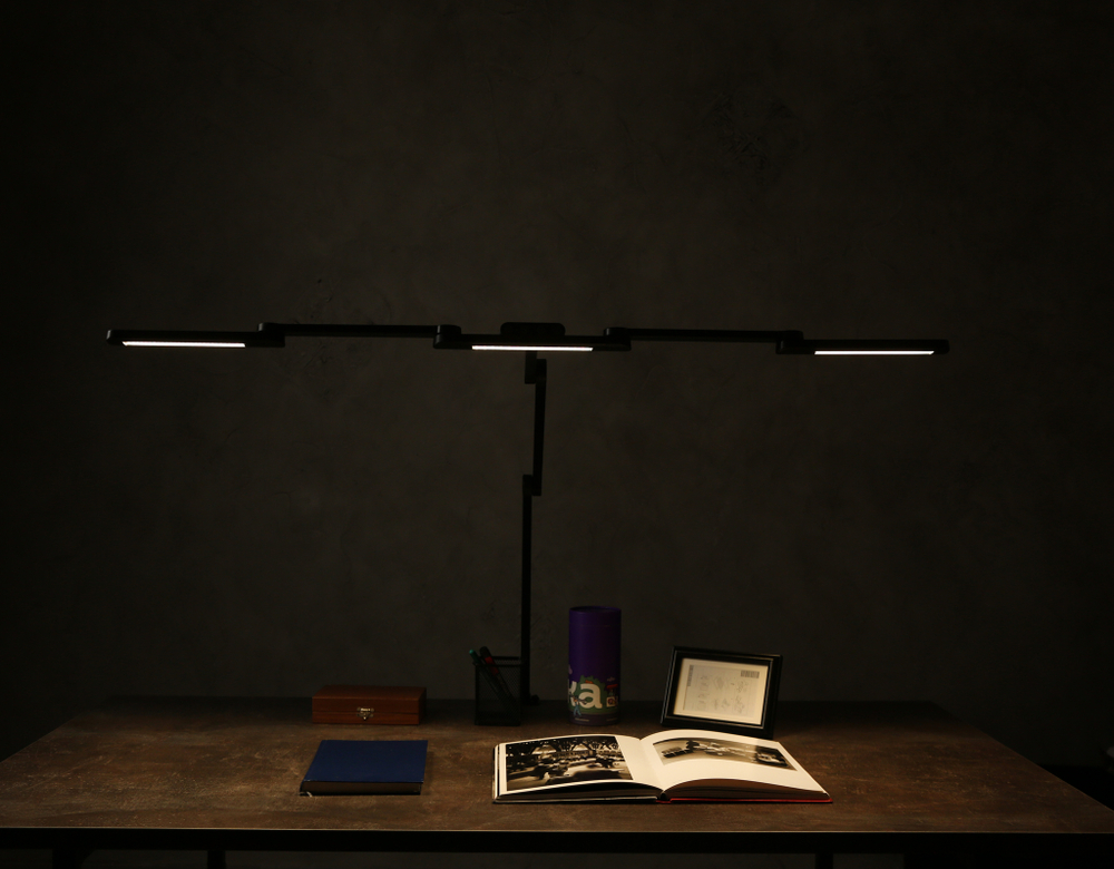 Светильник FRIENDME бестеневой настольный на струбцине светодиодный No. 2 белый с тройным источником света. Яркость - 1270 lum. 24W.