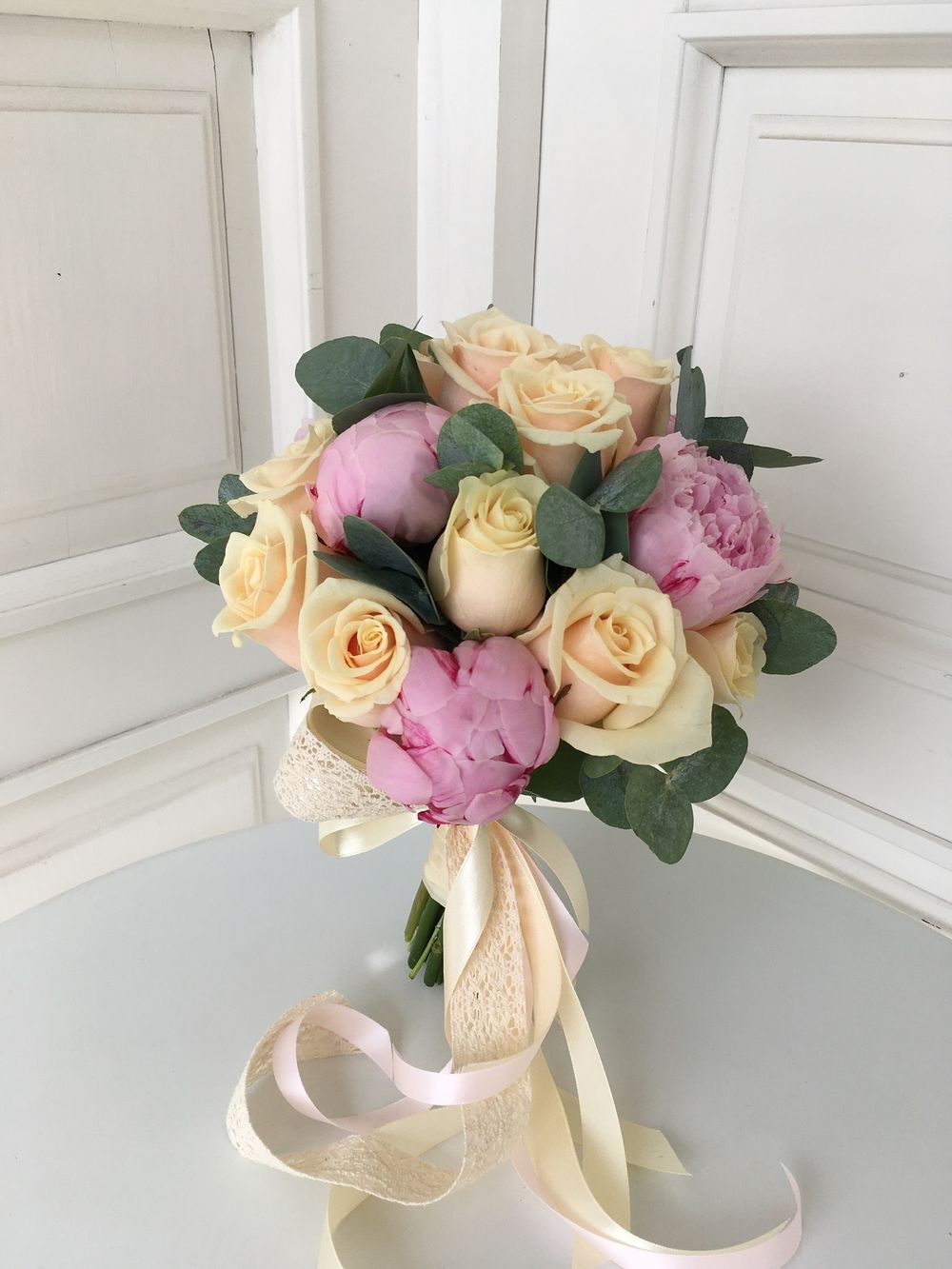 Свадебный буке из пионов, одноголовых роз и эвкалипта
