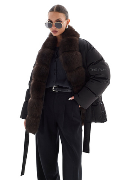 Черный пуховик с поясом и оторочкой из меха песца