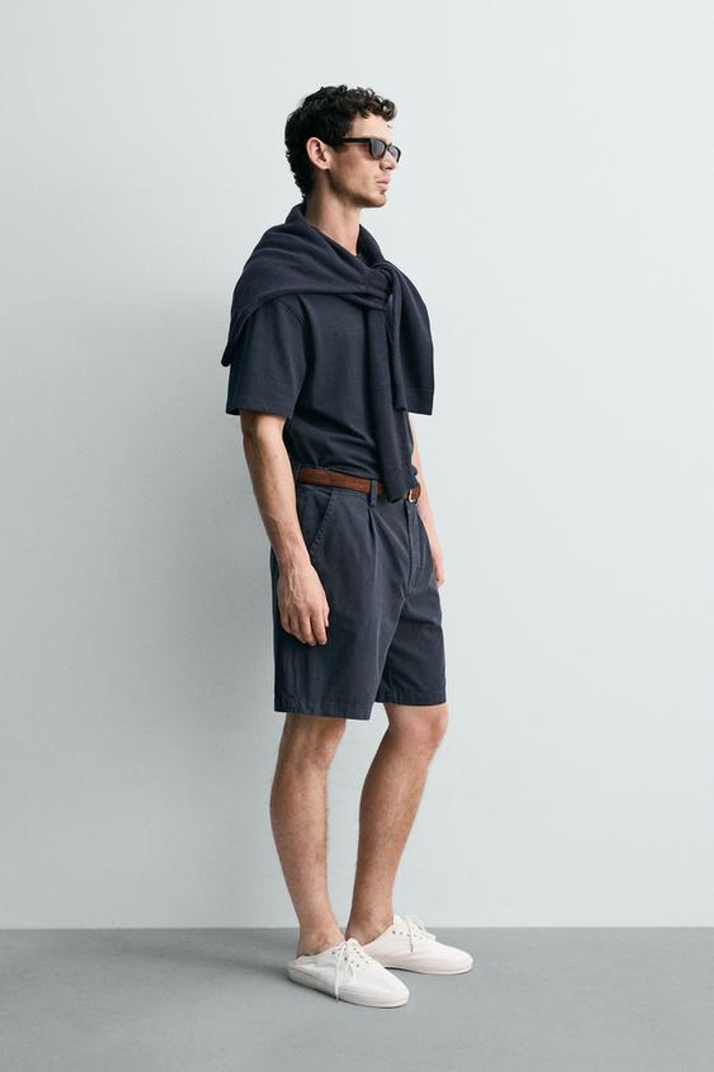 ZARA ШОРТЫ REGULAR FIT СО СКЛАДКАМИ, МОРСКОЙ СИНИЙ