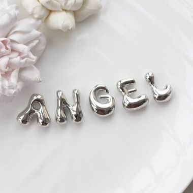 Слово из букв ANGEL в серебре
