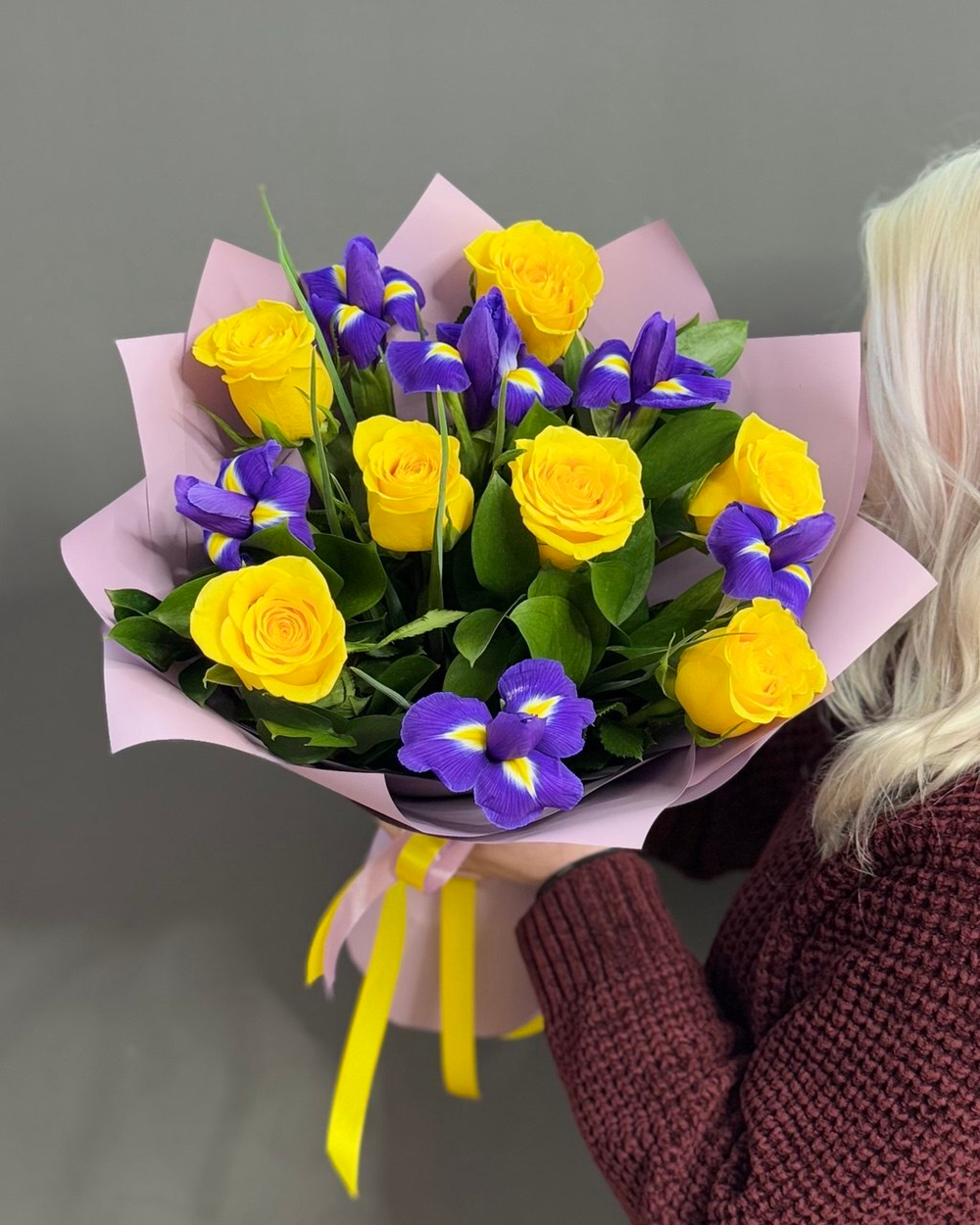 Букет с розами "Momentum" и ирисами