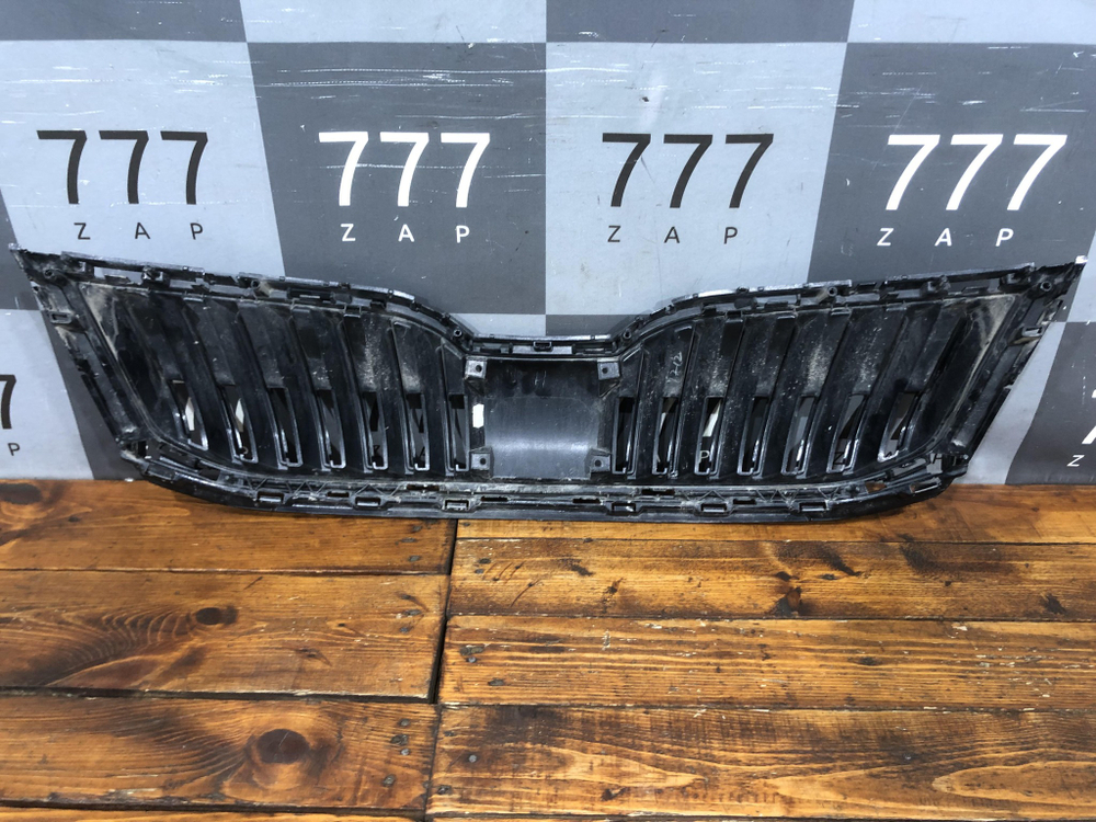 Решетка радиатора Skoda Octavia 3 (A7) 17-20 Б/У Оригинал 5E0853653C