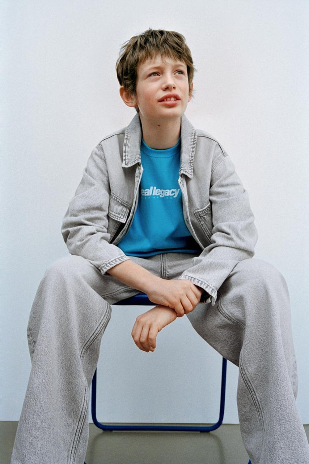 ZARA ФУТБОЛКА С ПРИНТОМ И НАШИВКОЙ, БИРЮЗОВЫЙ