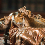 Бронзовая скульптура «Дама на софе»