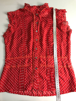 Блузка классная, хоть немного наивного вида, за счет гороха и оборок, маркировка 8, визуально 42 размер