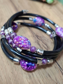 Нежный жемчужный браслет со стеклянным тюльпаном