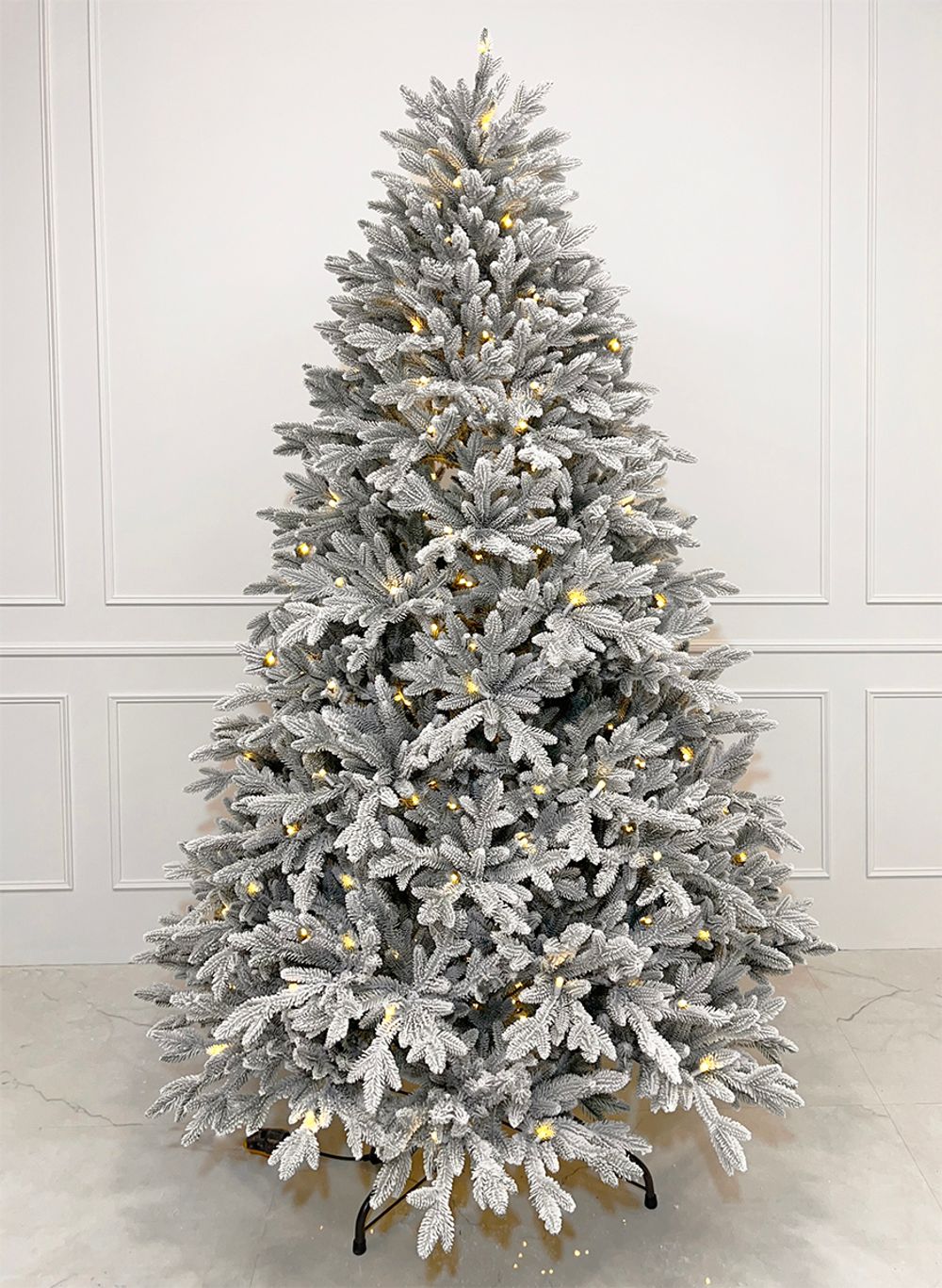 Заснеженная елка с гирляндой встроенной «Изумрудная» (Литая хвоя) от 1,2 м до 3 м