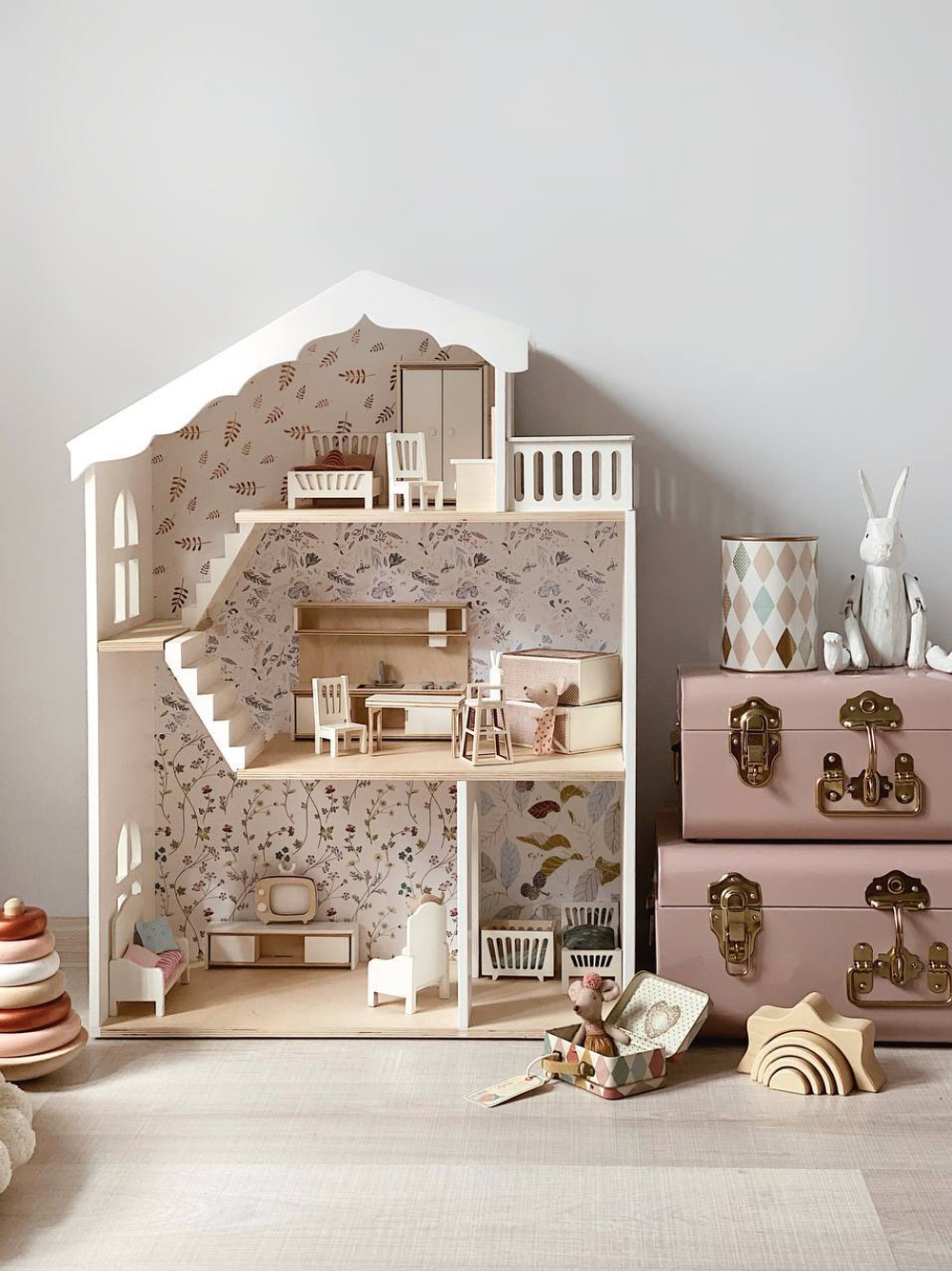 Кукольный домик с мебелью в белом цвете