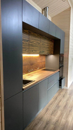 Современная кухня с матовой эмалью и натуральным шпоном