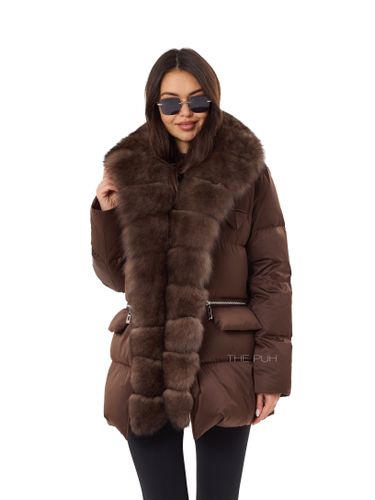 Коричневый пуховик с поясом и мехом песца
