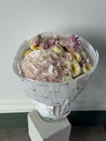 Букет из гортензии, хризантемы, диантусов, маттиолы и кустовых пионовидных роз