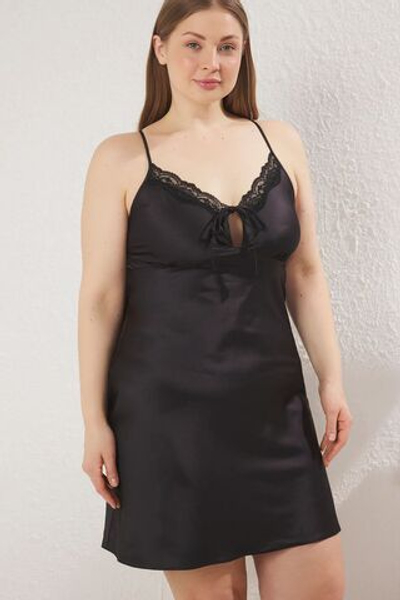 Атласная ночная рубашка с ремешком и черными кружевными деталями TBBSS25CH00013