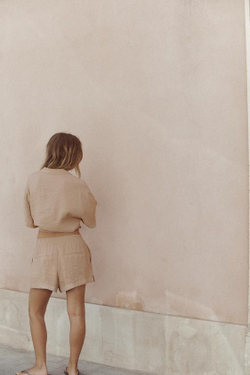 ZARA МИНИ-ШОРТЫ ИЗ СТРУЯЩЕЙСЯ ТКАНИ, КАМЕННО-СЕРЫЙ