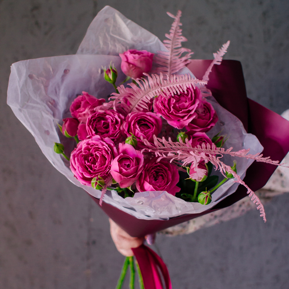 51. Классический малиновый букет с кустовыми розами