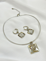 Серьги прозрачный прямоугольный кристалл в серебряном квадрате, замок скоба