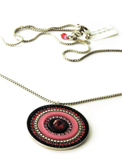 3848 Coeur de Lion – длинное колье с крупным кулоном в розово-рубиновой гамме и кристаллами Сваровски.