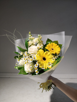 Стильный букет-кулек в яркой гамме (С0058)