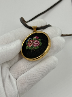 Кулон с микро вышивкой petit point