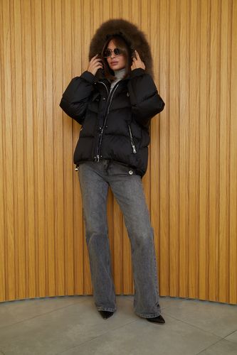 Черный пуховик с меховой отделкой