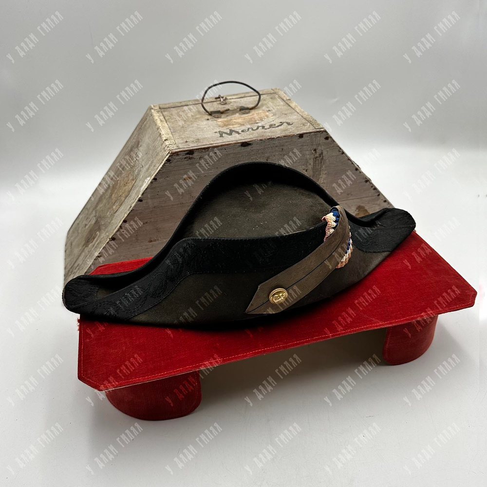 Французская офицерская двууголка (bicorne) в деревянном кофре периода Второй Империи. 1852-1870 г.
