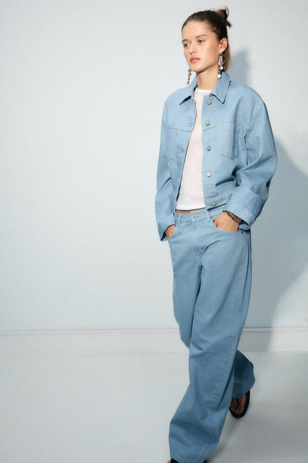 ZARA ЗАУЖЕННЫЕ ДЖИНСЫ СО СРЕДНЕЙ ПОСАДКОЙ — ZW COLLECTION, ГОЛУБОЙ