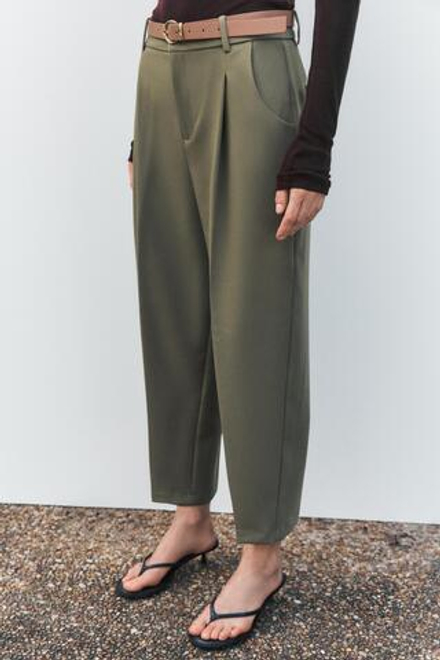 ZARA БРЮКИ С ЗАЩИПАМИ И РЕМНЕМ, СВЕТЛЫЙ ХАКИ