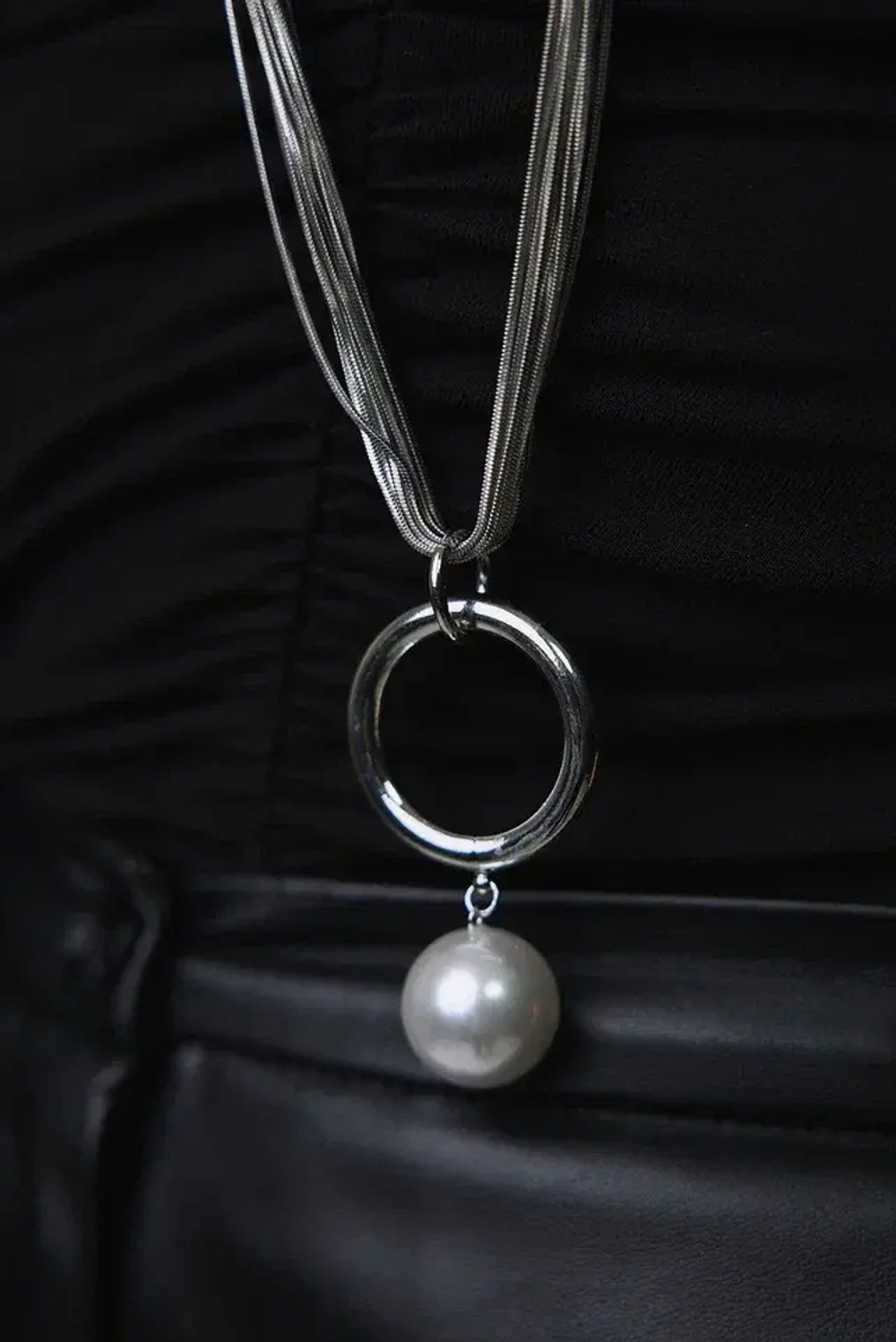 Колье длинные цепи с крупной жемчужиной, оттенок серебро