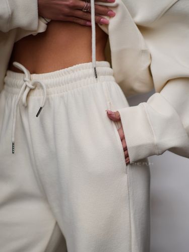 Молочный спортивный костюм The Puh