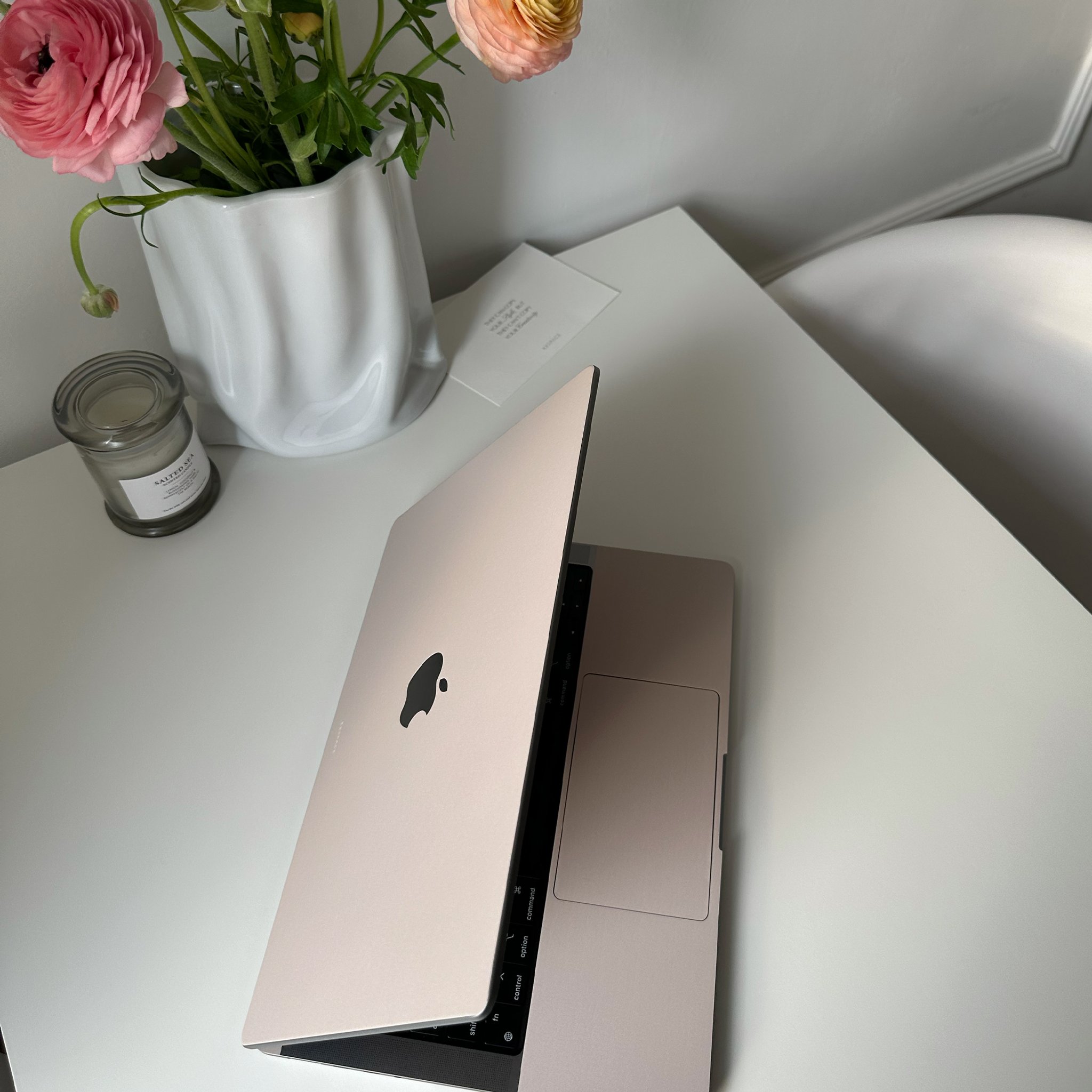 Виниловая наклейка BEIGE для MacBook