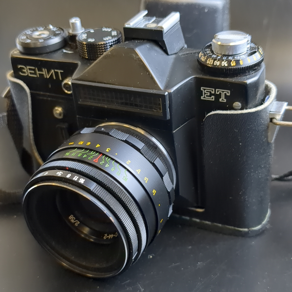 №1 Фотоаппарат "Зенит-ЕТ" с объективом "Гелиос 44-2 2/58" в оригинальном кофре, металл, стекло, пластик, кожа, Белорусское оптико-механическое объединение (БелОМО), СССР, 1982-1995 гг.