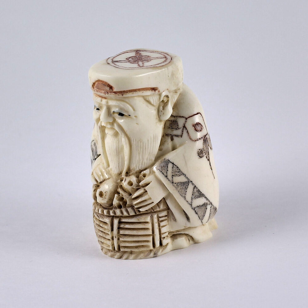 Нэцкэ Дзюродзин с корзиной рыбы в руках