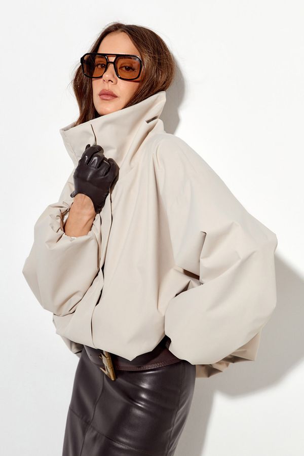 Ветровка О-силуэта с высоким воротом цвета экрю