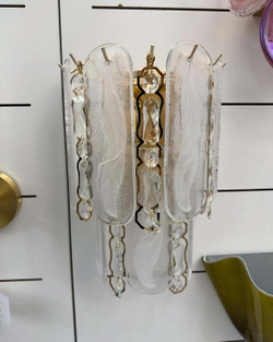 Стильный бра со стеклянными декоративными пластинами.