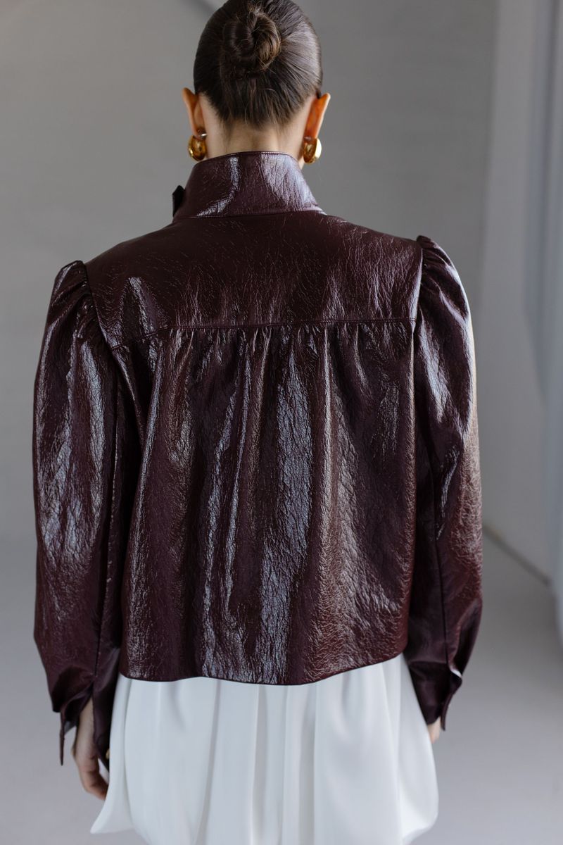 Бомбер из эко-кожи с драпировкой бордовый