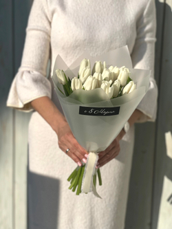 Белые тюльпаны в элегантном монобукете от Флора Маркет